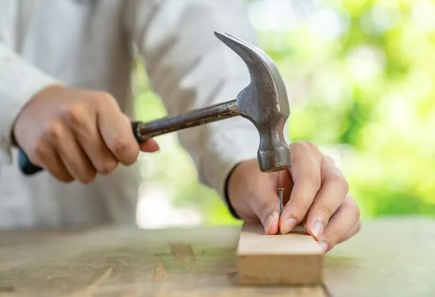 ¿quién inventó el martillo? orígenes e historia de esta herramienta esencial